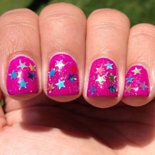 Рисунки на ногтях, ярко-розовый маникюр с металлическим декором - звездочки