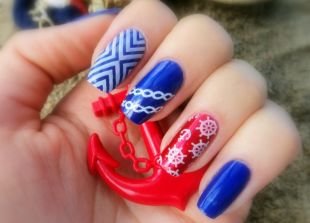 Простейшие рисунки на ногтях, маникюр "морячка" с использованием синего, красного и белого лаков