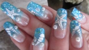 Рисунки белым лаком на ногтях, голубой маникюр с морскими звездами и ракушками