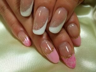 Бело-розовый маникюр, нежный френч с блестками на нарощенных ногтях