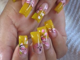 Маникюр на нарощенных ногтях, желтый френч с рисунком стрекозы и цветка