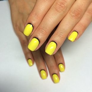 Черный дизайн ногтей, лунный маникюр черным и желтым лаками