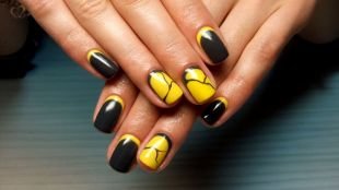 Рисунки на коротких ногтях, экстравагантный лунный маникюр черным и желтым лаками