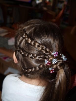 Кофейный цвет волос на длинные волосы, прическа в детский сад - боковой хвост с косичками