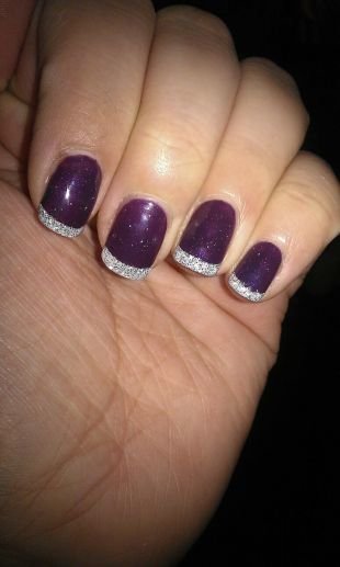 Дизайн ногтей шеллаком, френч с блестками фиолетовом фоне