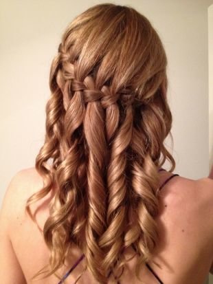 Прическа коса на бок на длинные волосы, прическа водопад