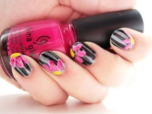 Маникюр на коротких ногтях, полосатый маникюр с розовыми цветочками