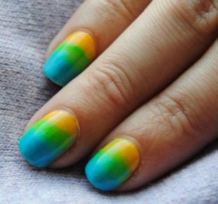 Лёгкий маникюр на коротких ногтях, сине-зелено-желтый градиентный маникюр